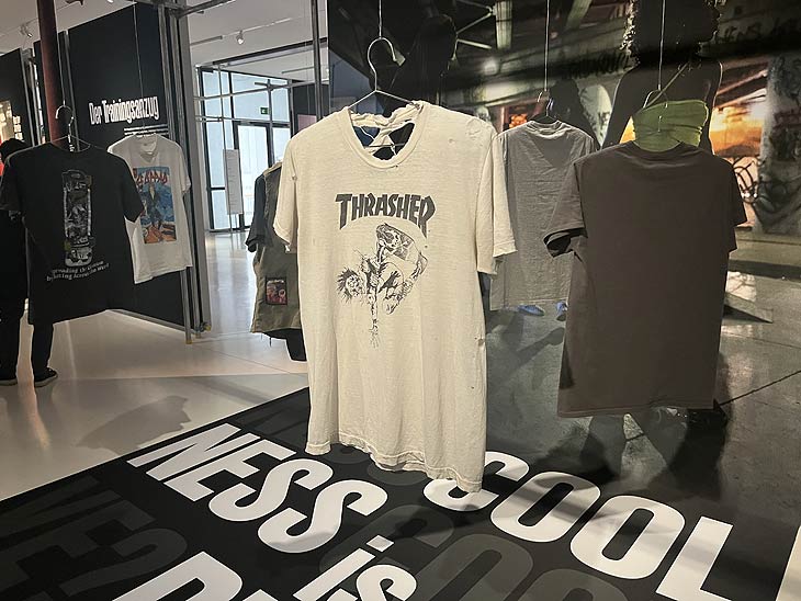 Segment "Das T-Shirt": Sonderausstellung „Coolness. Inszenierung von Mode im 20. Jahrhundert“ im tim Augsburg (©Foto: Martin Schmitz)